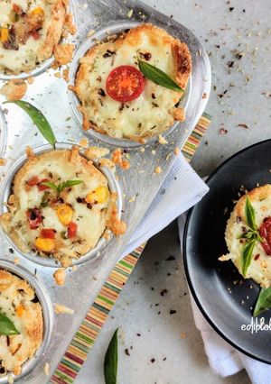 A picture of Baked pasta cups.