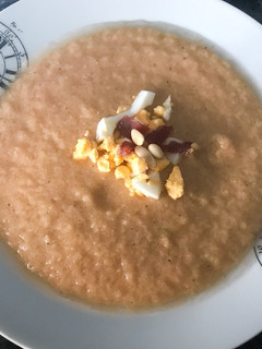 Una foto de Gazpacho con mojama de atún, huevo y piñones