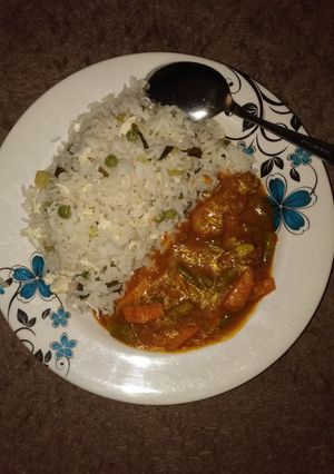 A picture of Scotch rice with chicken curry.