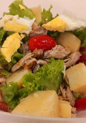 Una foto de Ensalada de Lechuga, Pollo, Papa y Huevo