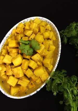A picture of Shola Kochur Dalna / Taro Root Curry.
