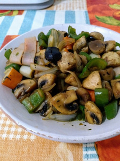 Una foto de Wok de champiñones y surimi con verduras