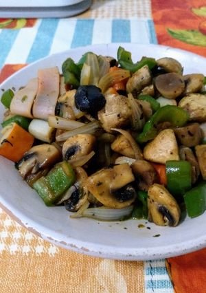 Foto principal de Wok de champiñones y surimi con verduras