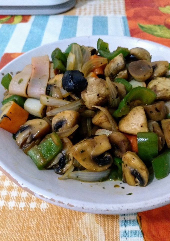 Una foto de Wok de champiñones y surimi con verduras