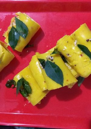 A picture of Khandvi.