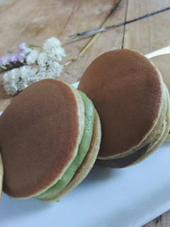 Una foto de Dorayakis de té matcha y chocolate (Pastelillos de Doraemon)