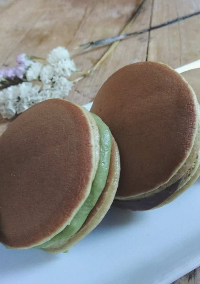 Una foto de Dorayakis de té matcha y chocolate (Pastelillos de Doraemon)