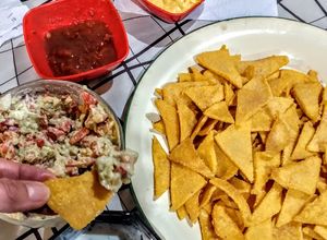 Una foto de Nachos caseros🇲🇽🇲🇽 con salsas