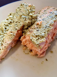 Una foto de Salmón en salsa de yogur y pesto