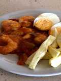 Pisto con langostinos, huevo y papas fritas