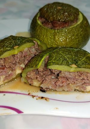 Una foto de Zapallitos al horno rellenos de chorizo y cebolla