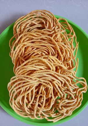 લસણ ની સેવ (Garlic Sev Recipe In Gujarati) રેસીપી મુખ્ય ફોટો