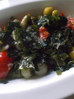 Una foto de Wakame en ensalada de tomate y cebolla