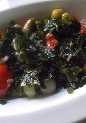 Una foto de Wakame en ensalada de tomate y cebolla