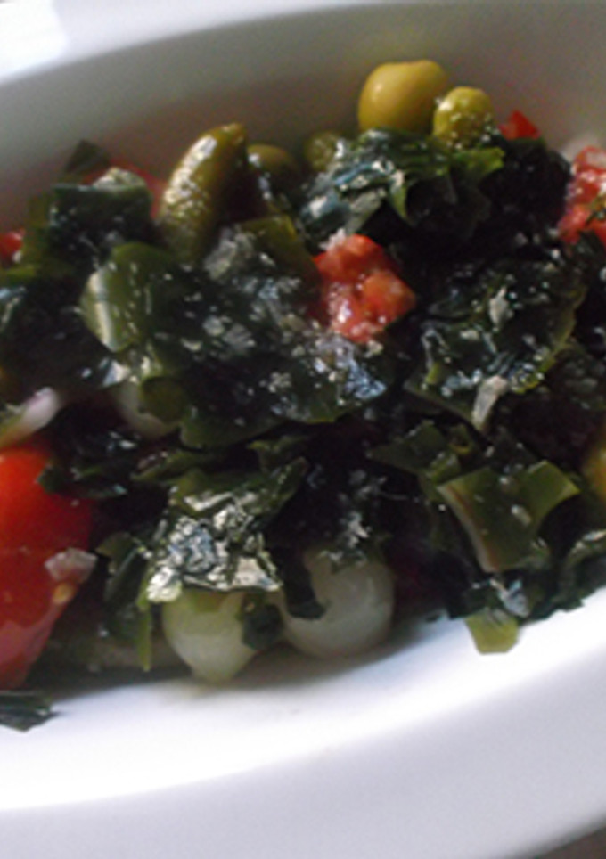 Una foto de Wakame en ensalada de tomate y cebolla