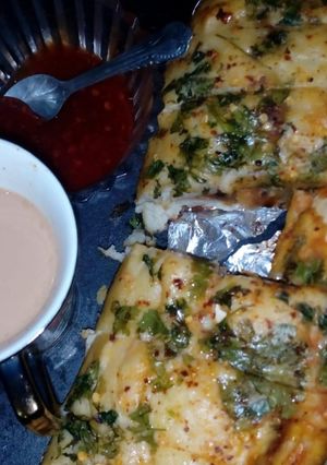 A picture of Pizza bread with shami kabab.