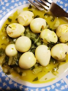 Una foto de Huevos de codorniz encurtidos