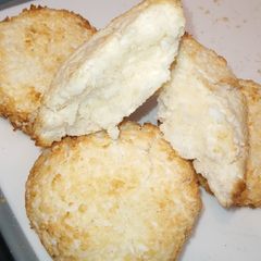 A picture of Low sugar coconut macaroons. Airfryer.