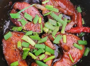 Hình của món Cá tầm kho tộ.