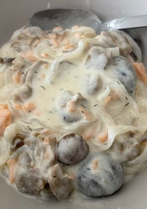 Una foto de Konjac con salsa de salmón y setas