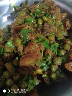 लाल आलू मटर की सूखी सब्जी (lal aloo matar ki sukhi sabzi recipe in Hindi) रेसिपी मुख्य फोटो