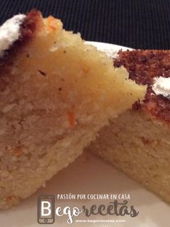 Una foto de Bizcocho de naranja, jengibre y cardamomo