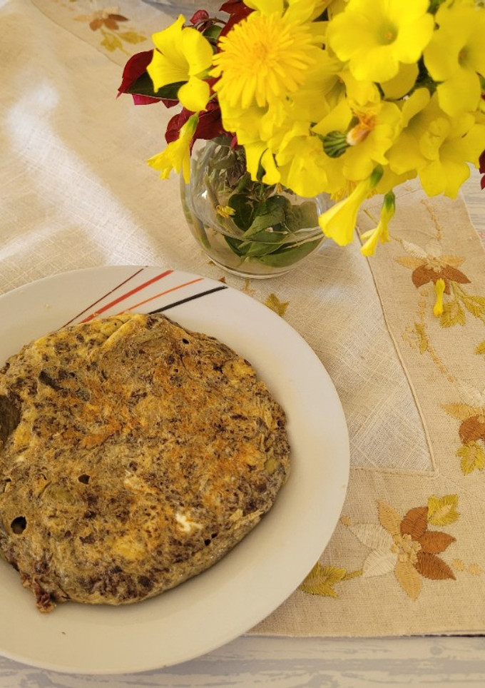 Una foto de Tortilla de alcachofas y morcilla en un plis plas