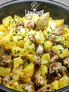 Una foto de Patatas con salchichas al vino