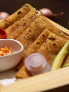 कांदा कैरीचा मसाला पराठा (kanda kairi masala paratha recipe in marathi) रेसिपी चे मुख्य फोटो