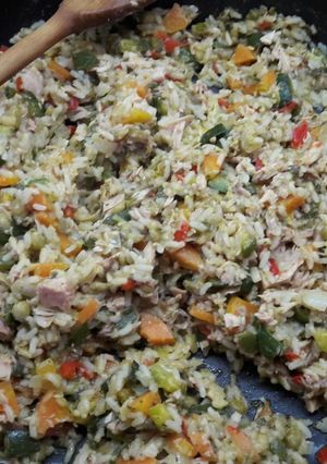 Una foto de Salteado de arroz con atún