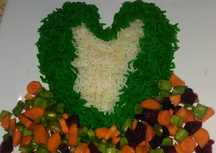 Green and white rice with vegetable sauce