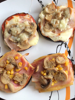 Una foto de Mini pizzas con berenjena