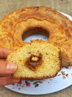 Una foto de Budín húmedo de ricota con corazón de dulce de leche