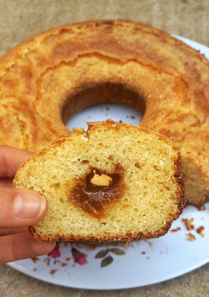 Una foto de Budín húmedo de ricota con corazón de dulce de leche