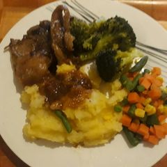 Lamb with mashed potatoes and veggies A picture of Lamb with mashed potatoes and veggies.