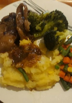 A picture of Lamb with mashed potatoes and veggies.