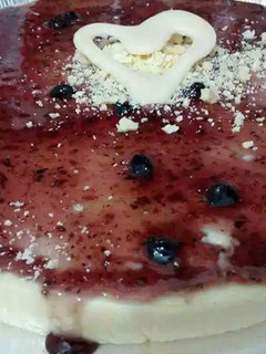 Una foto de Cheesecake de chocolate blanco y arándanos