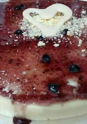 Una foto de Cheesecake de chocolate blanco y arándanos 