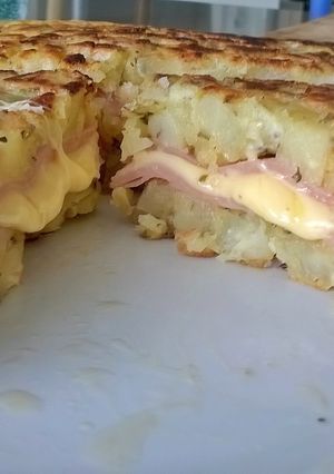 Una foto de Tortilla de papa rellena