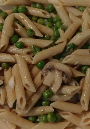 A picture of Peas, mushrooms and pasta.