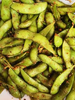 Una foto de Edamames especiados picantes