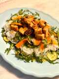 Ensalada thai con tofu caramelizado