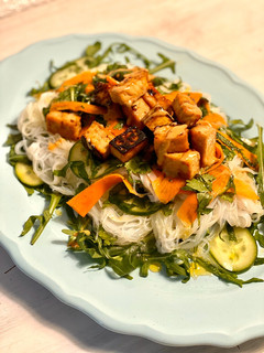 Una foto de Ensalada thai con tofu caramelizado