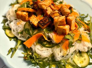 Foto principal de Ensalada thai con tofu caramelizado