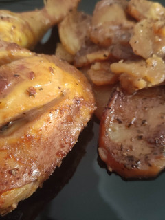 Una foto de Pollo Asado al Vino Blanco y Yakiniku con Patatas a las Hierbas Provenzales