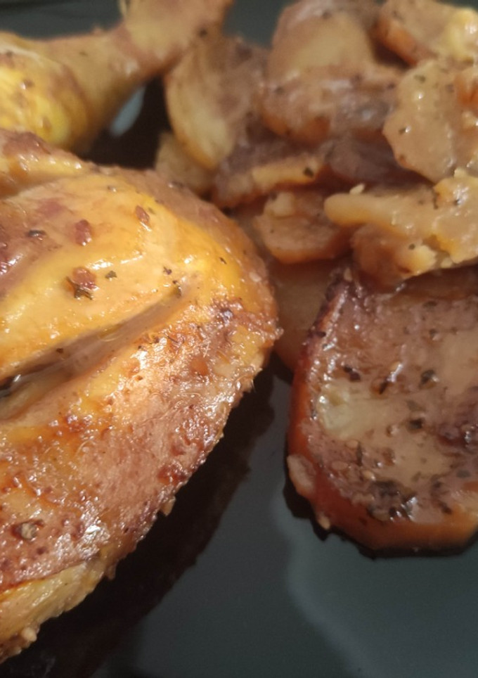 Una foto de Pollo Asado al Vino Blanco y Yakiniku con Patatas a las Hierbas Provenzales