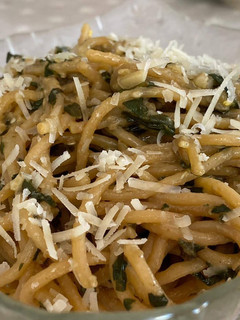 Una foto de Espagueti de lentejas con pesto de albahaca