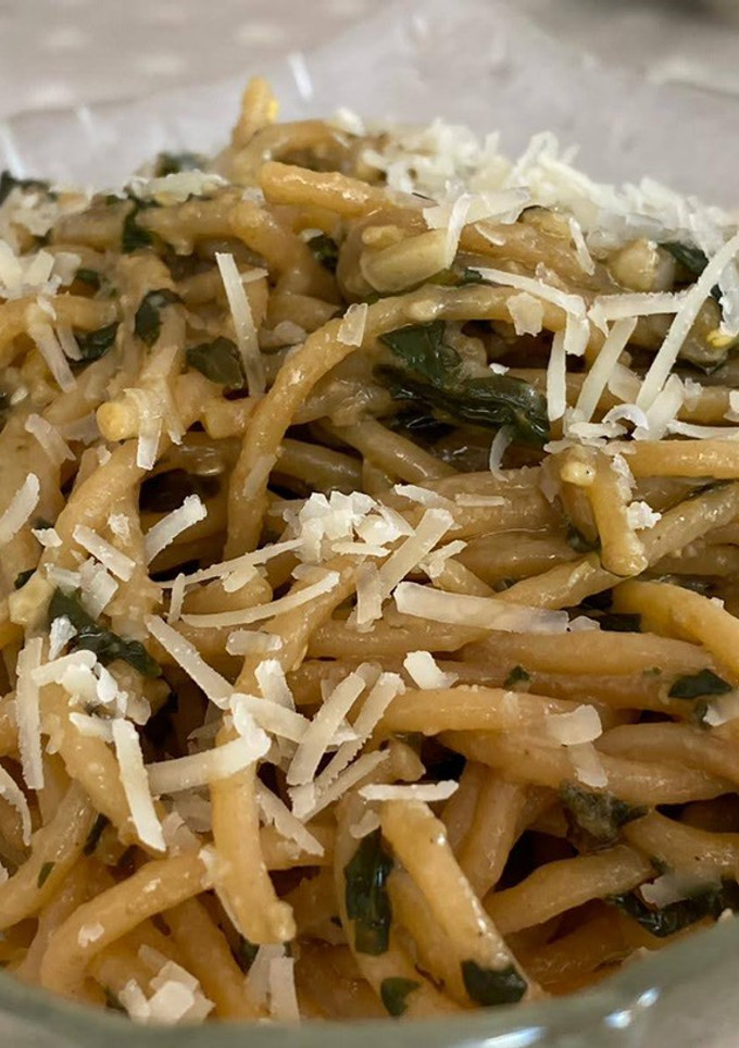 Una foto de Espagueti de lentejas con pesto de albahaca