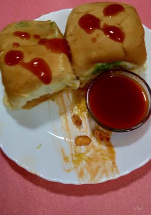 ચટપટી મસાલેદાર દાબેલી=(dabeli in Gujarati) રેસીપી મુખ્ય ફોટો