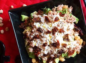 Foto principal de Ensalada de garbanzos y atún con queso cottage